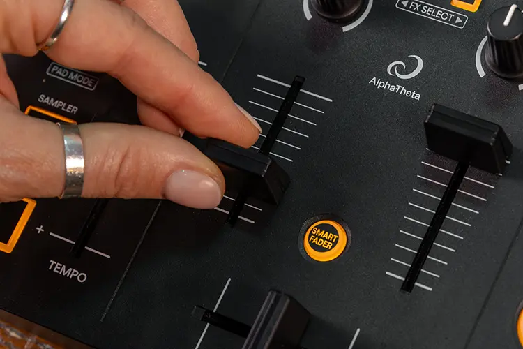 AlphaTheta dj 4 HI