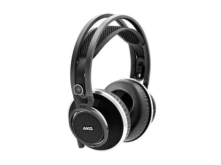 AKG812