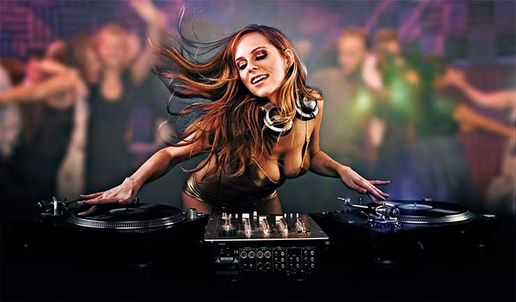 DJ mujer pinchando